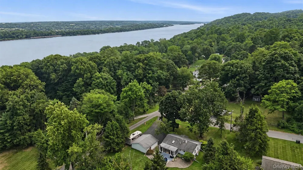 4 Seneca Lane Milton, NY 12547