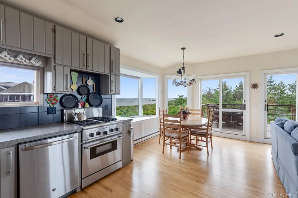 31 E End Walk Atlantique, NY 11706