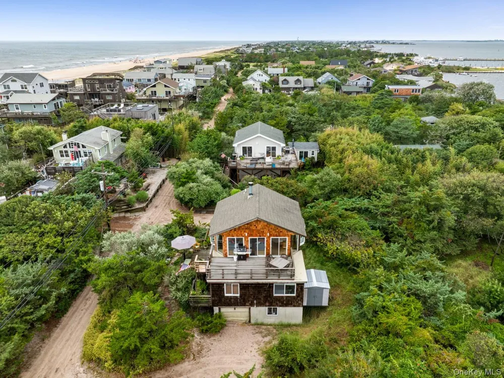 31 E End Walk Atlantique, NY 11706
