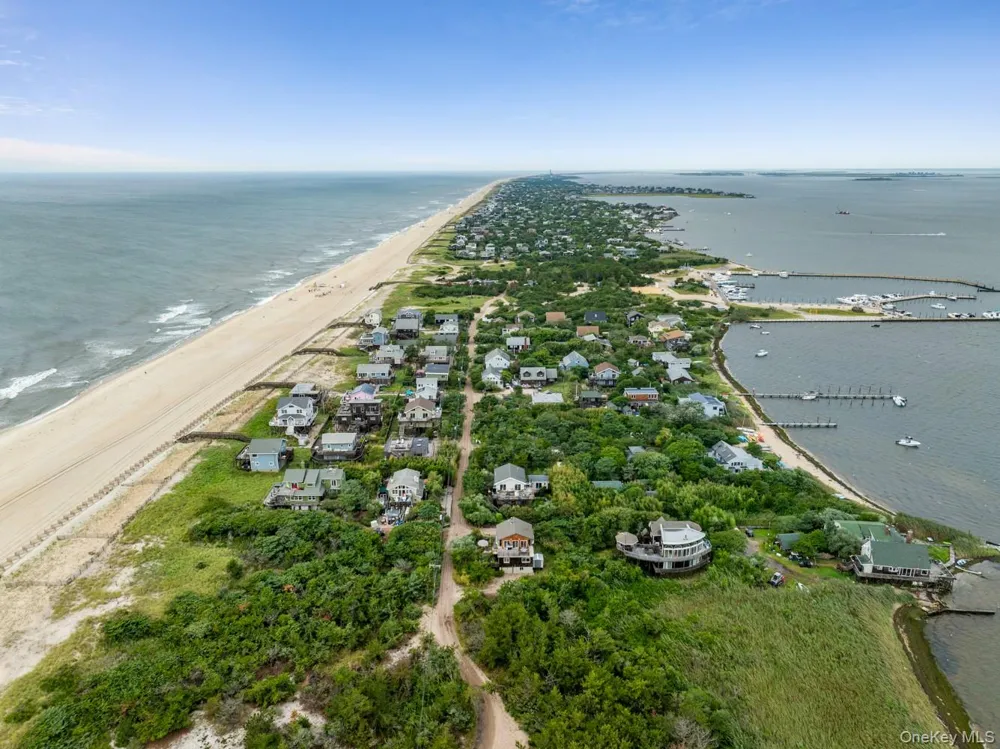 31 E End Walk Atlantique, NY 11706
