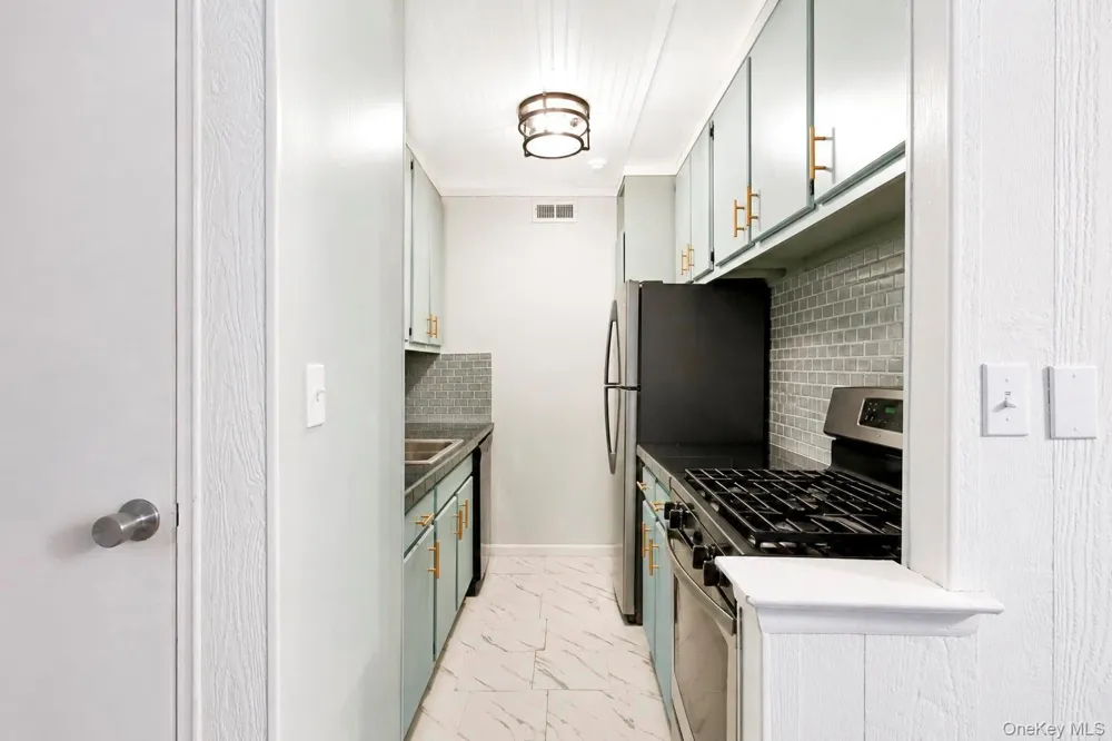 194 Artist Lake Drive #194 Middle Island, NY 11953