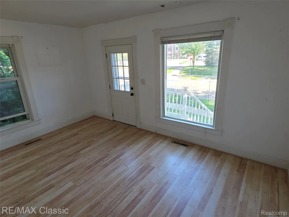 18 Stanton Street Oxford Village, MI 48371