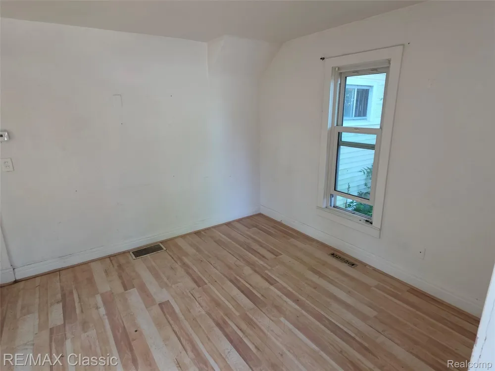 18 Stanton Street Oxford Village, MI 48371