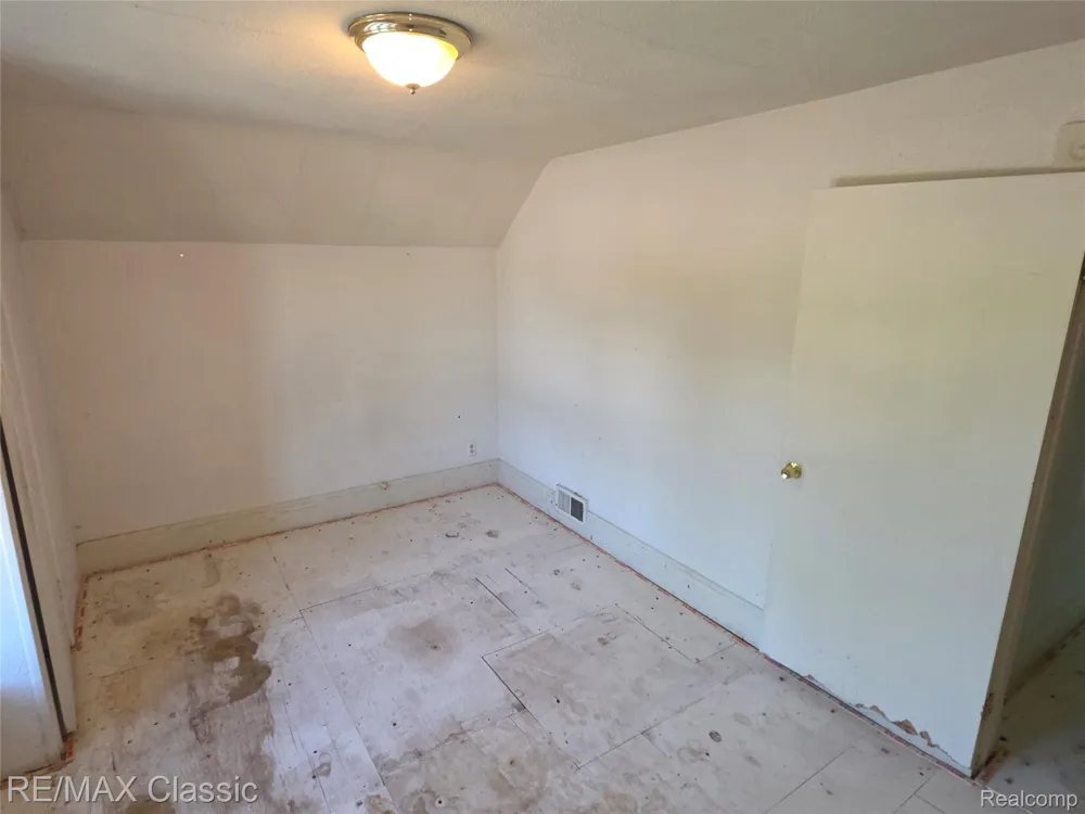 18 Stanton Street Oxford Village, MI 48371