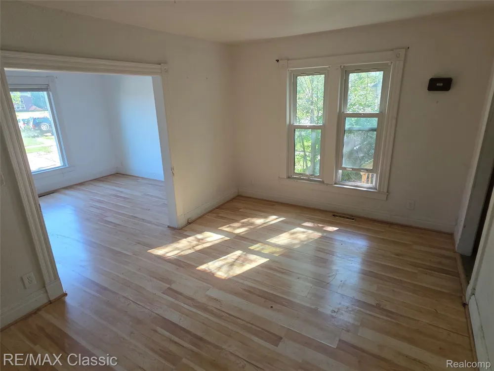 18 Stanton Street Oxford Village, MI 48371