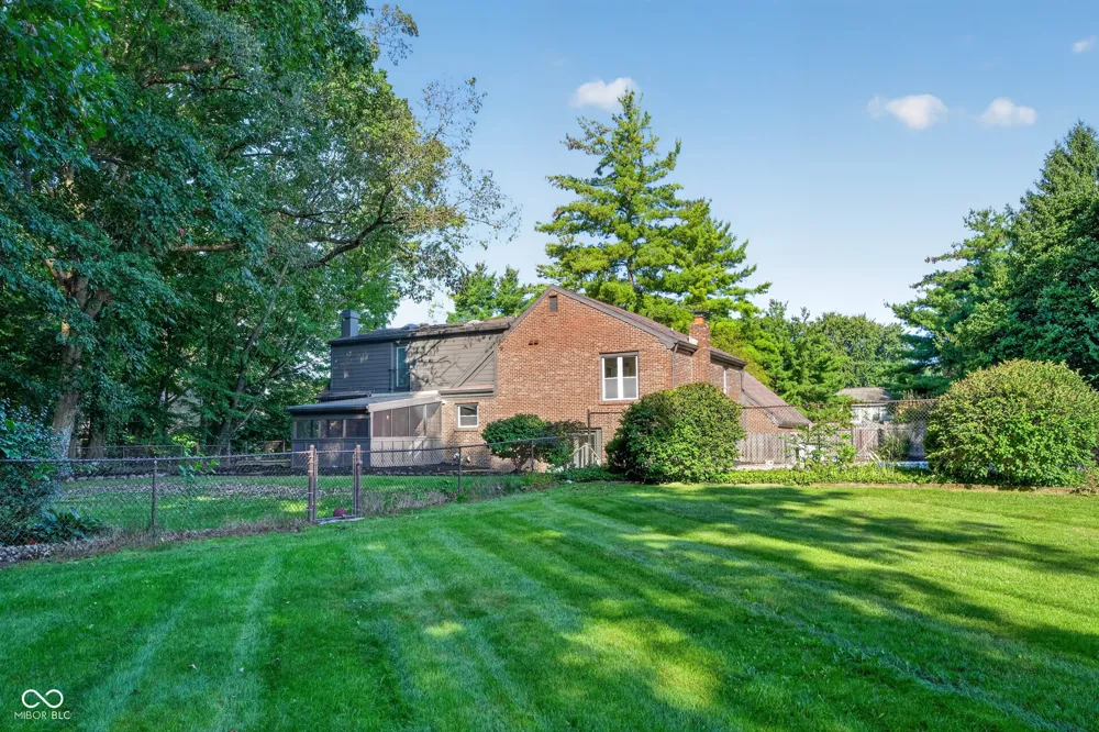 1115 Indianpipe Lane Zionsville, IN 46077