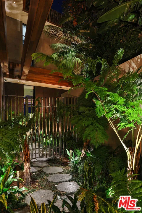 1894 Stanley Avenue Los Angeles, CA 90046