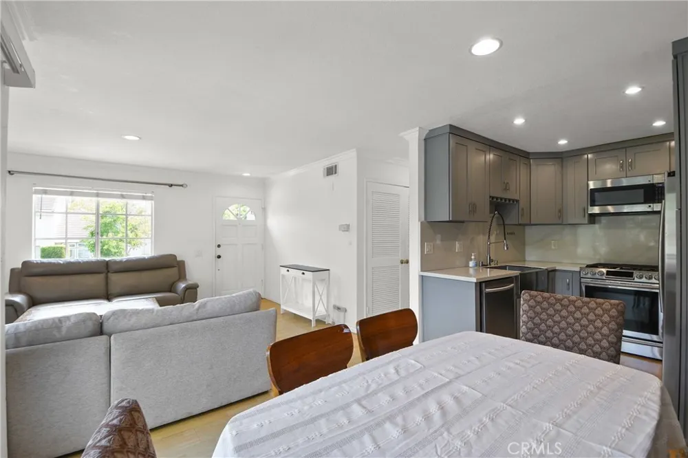 141 Oxford Irvine, CA 92612