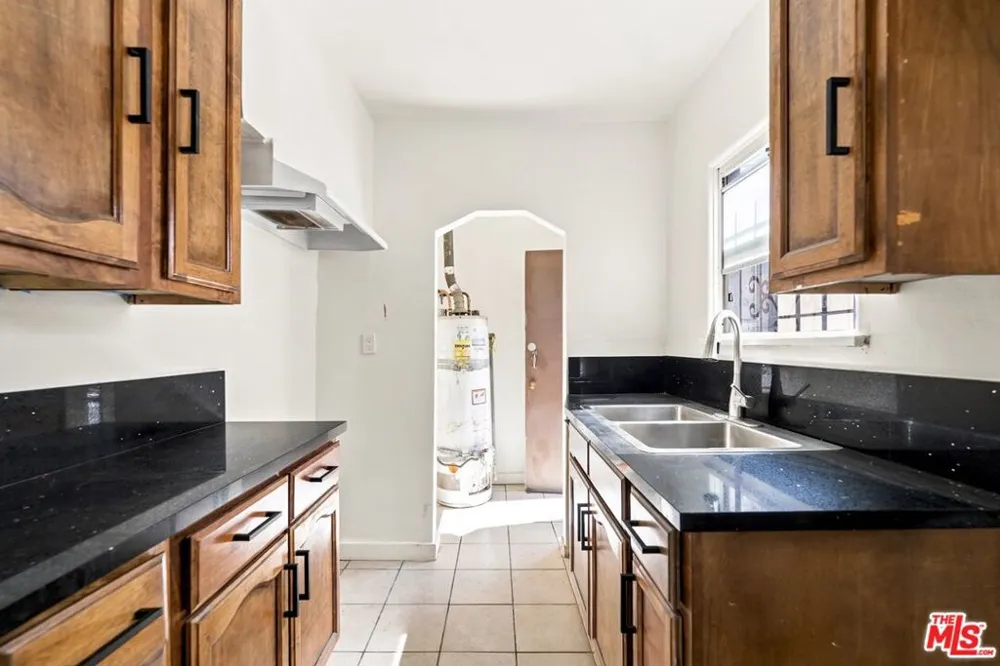 3427 S Bronson Avenue Los Angeles, CA 90018