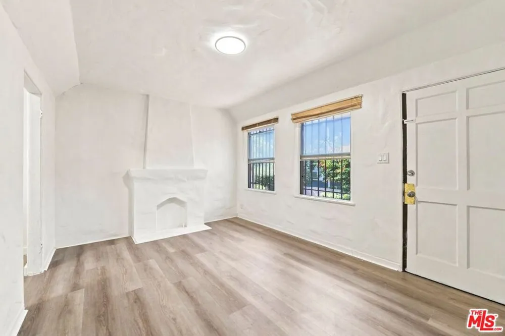 3427 S Bronson Avenue Los Angeles, CA 90018