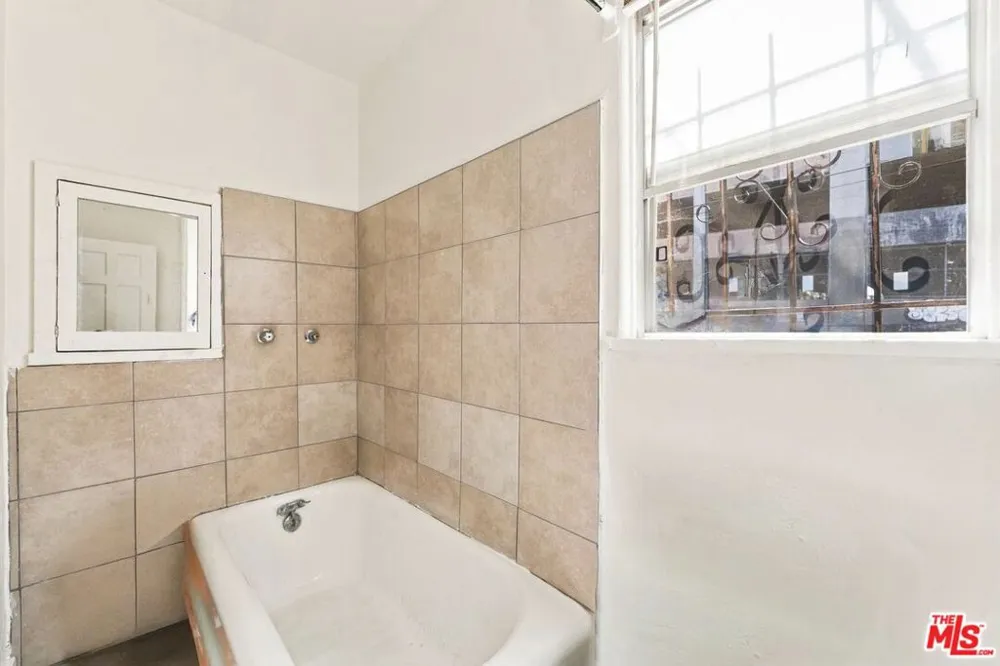 3427 S Bronson Avenue Los Angeles, CA 90018