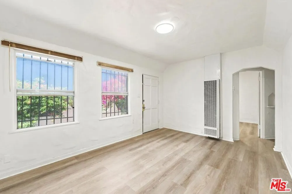 3427 S Bronson Avenue Los Angeles, CA 90018