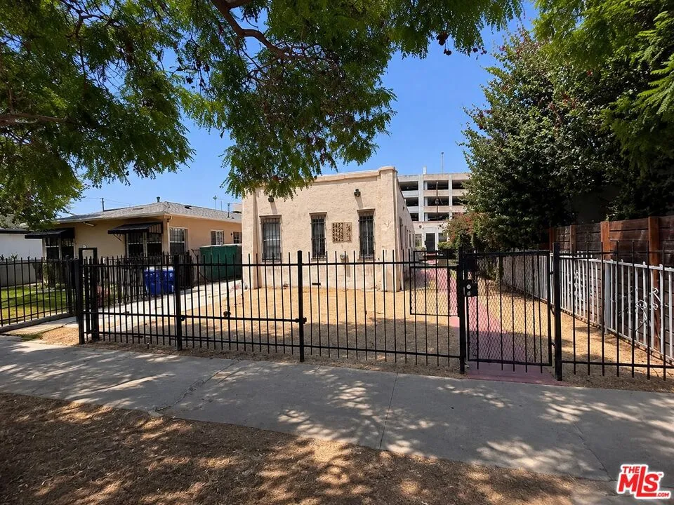 3427 S Bronson Avenue Los Angeles, CA 90018