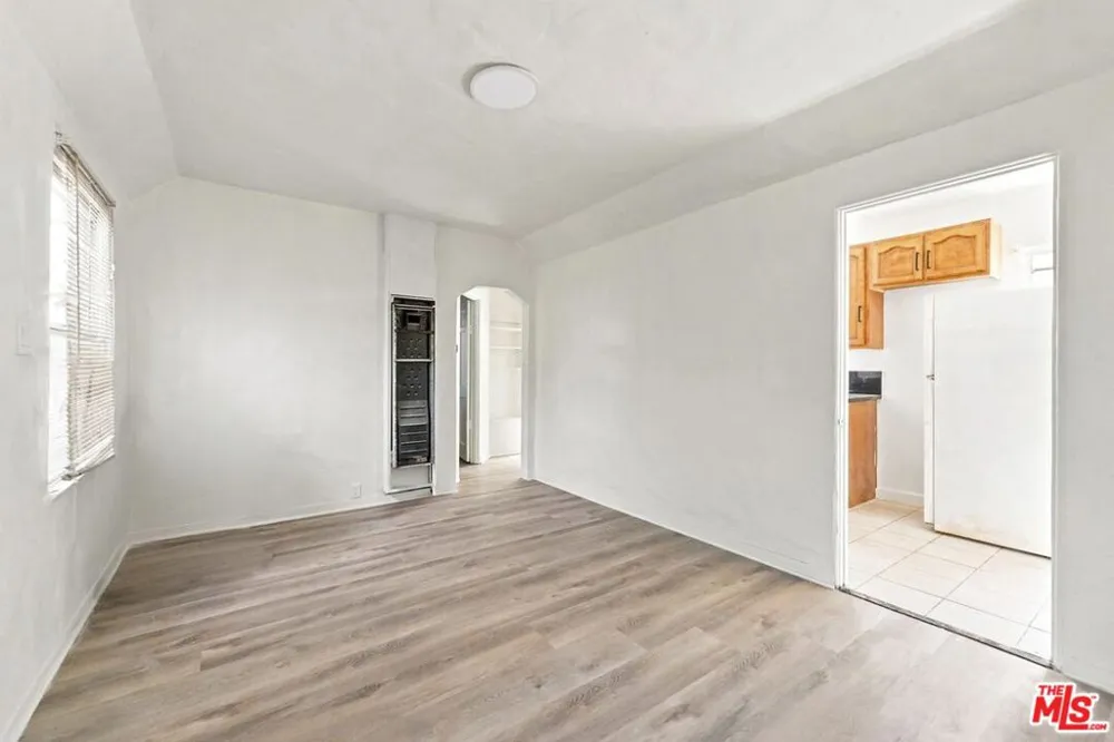 3427 S Bronson Avenue Los Angeles, CA 90018