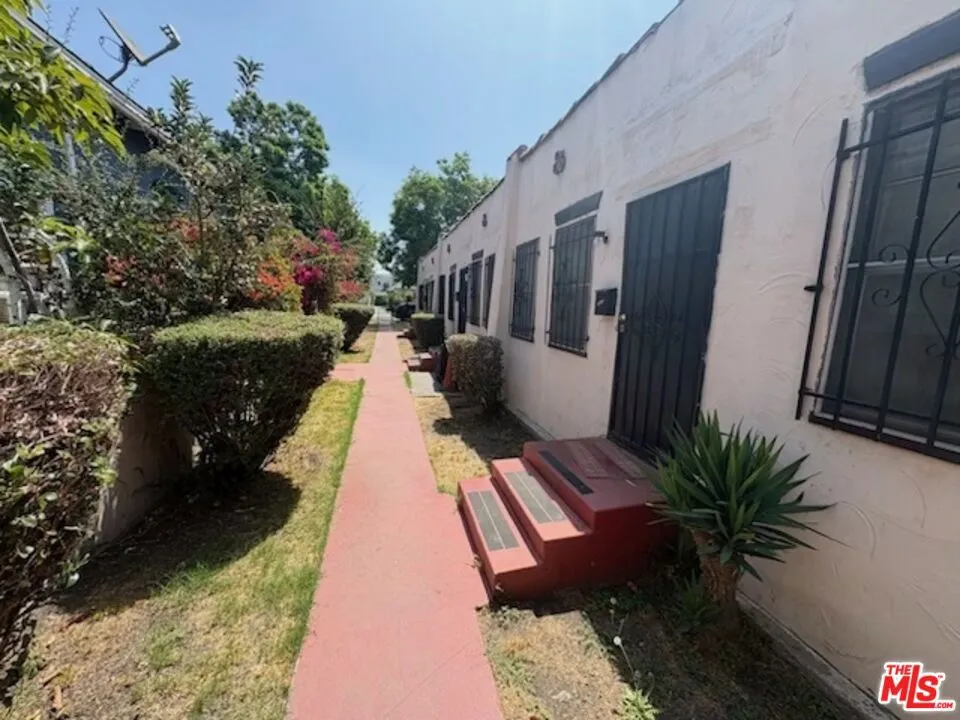 3427 S Bronson Avenue Los Angeles, CA 90018