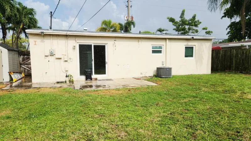 5811 NE 6TH AVENUE Oakland Park, FL 33334