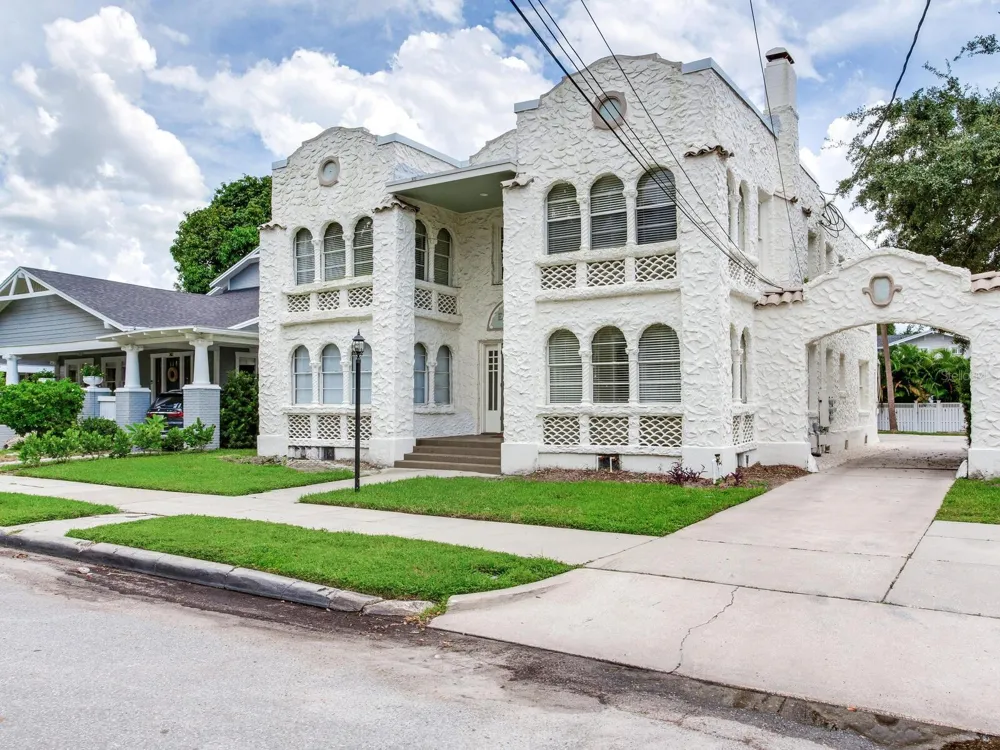 2114 W DEKLE AVENUE #4 Tampa, FL 33606