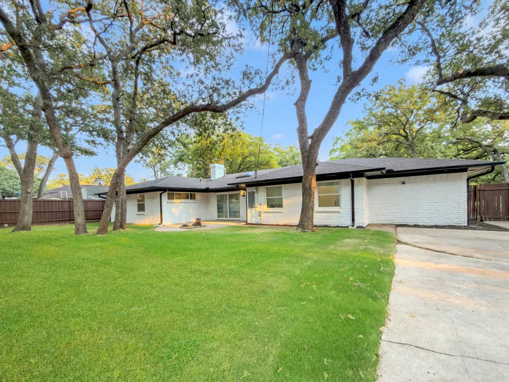 2633 Locksley Irving, TX 75061
