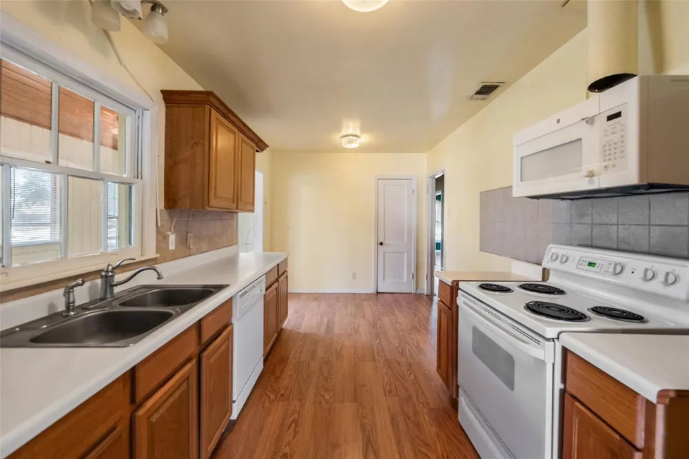 810 Main Street Hempstead, TX 77445