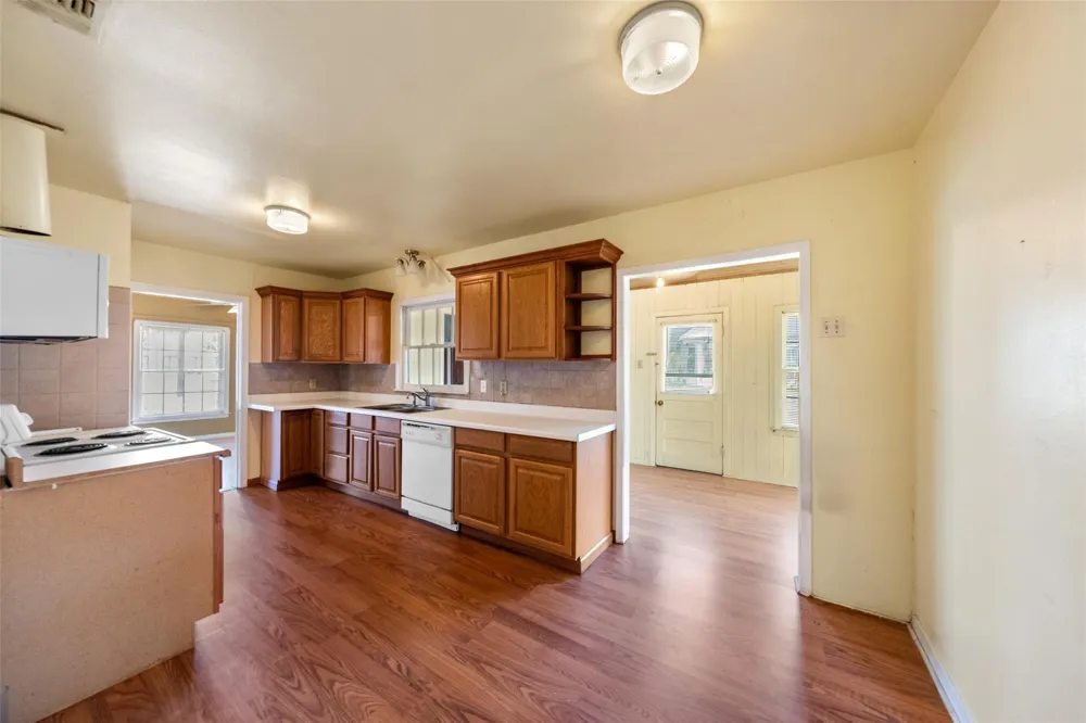 810 Main Street Hempstead, TX 77445