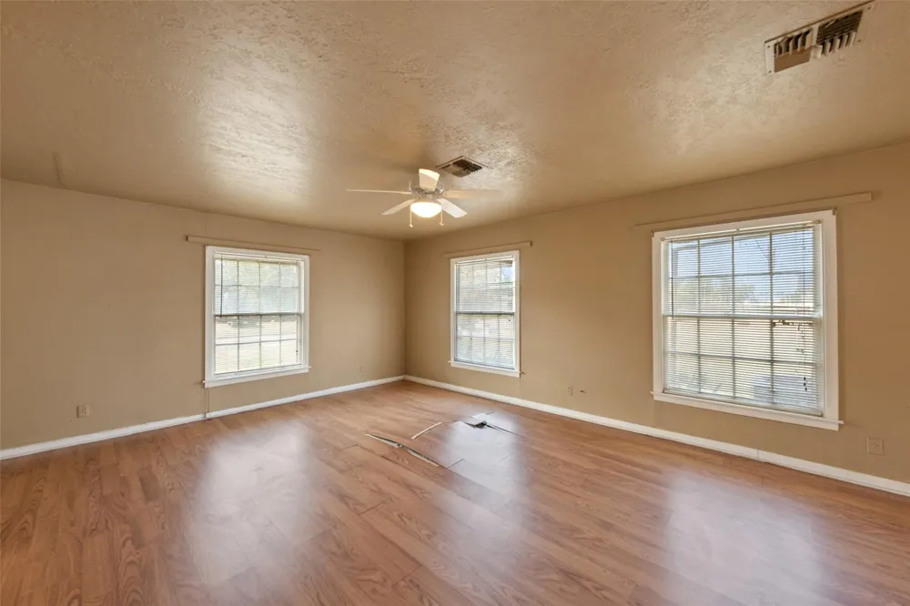 810 Main Street Hempstead, TX 77445