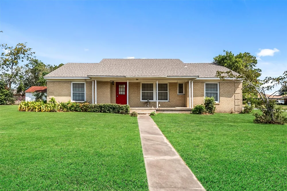 810 Main Street Hempstead, TX 77445