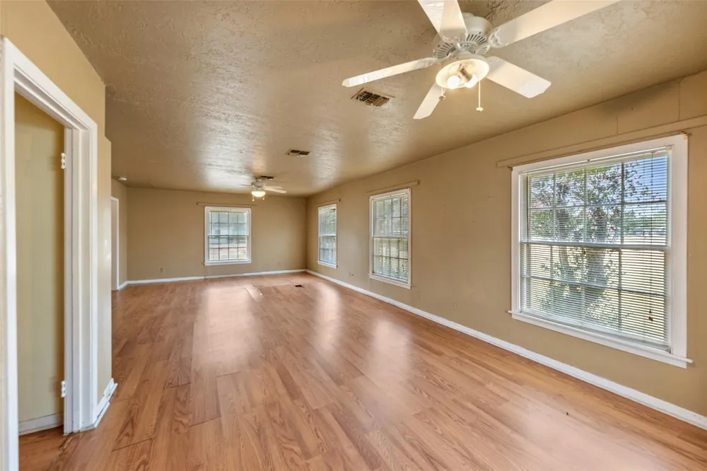 810 Main Street Hempstead, TX 77445