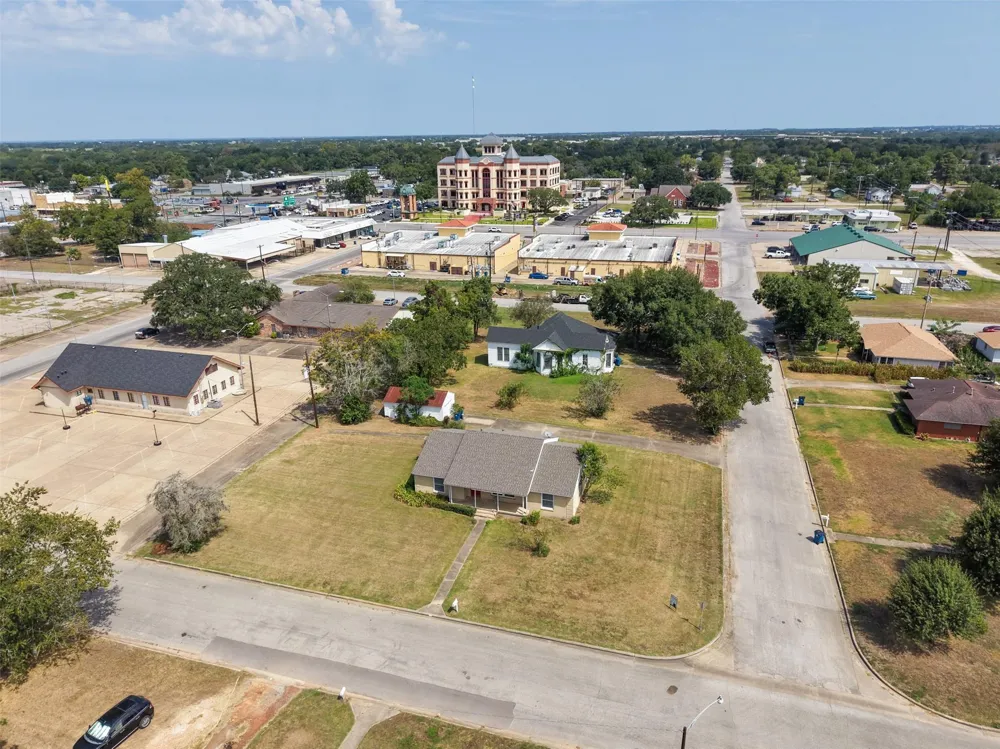 810 Main Street Hempstead, TX 77445