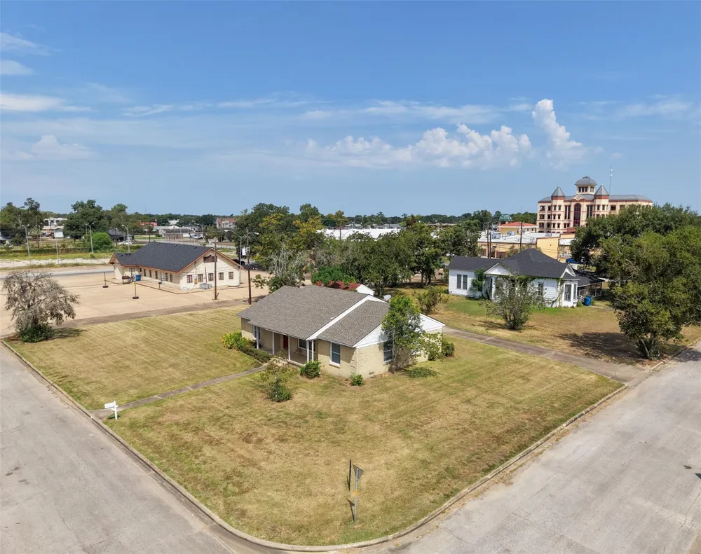 810 Main Street Hempstead, TX 77445