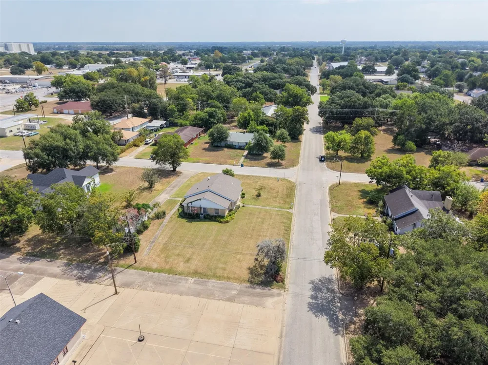 810 Main Street Hempstead, TX 77445
