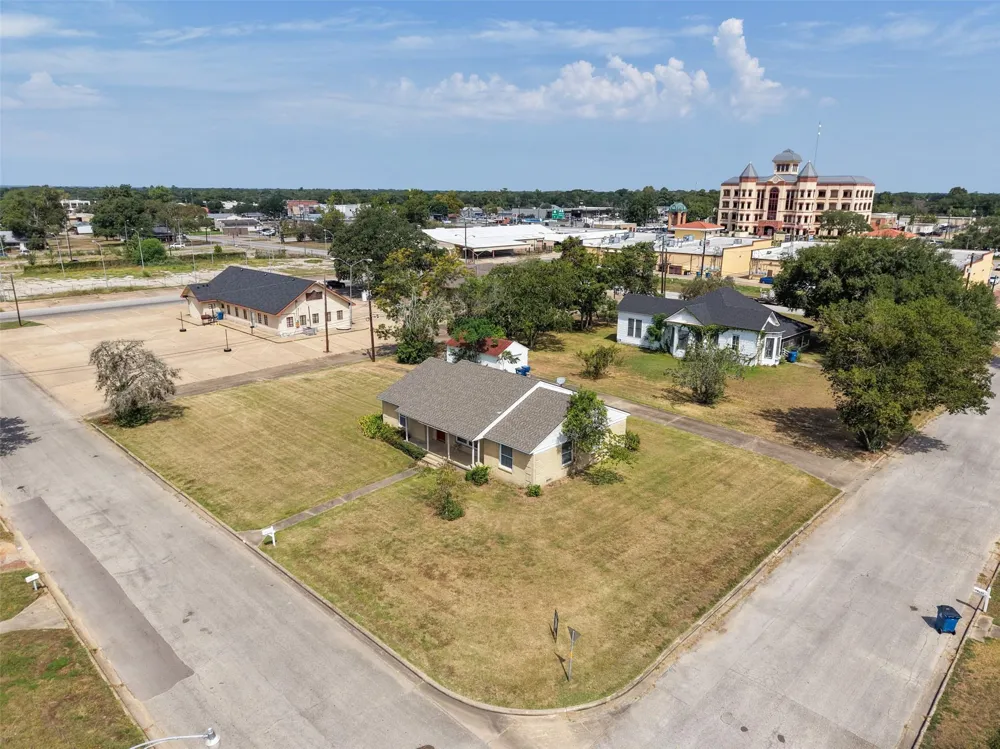 810 Main Street Hempstead, TX 77445