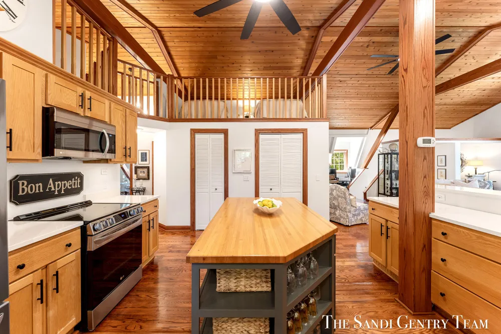 8567 Chuckanut Drive Montague, MI 49437
