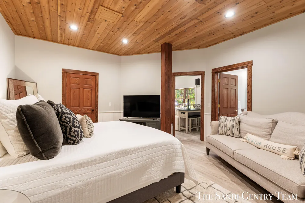 8567 Chuckanut Drive Montague, MI 49437