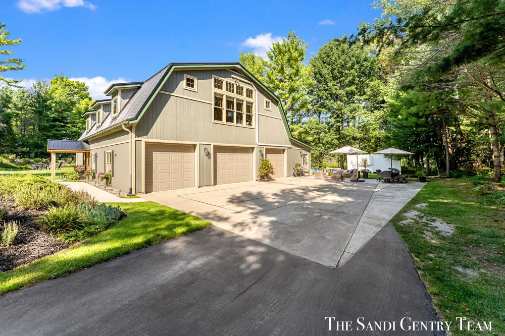 8567 Chuckanut Drive Montague, MI 49437