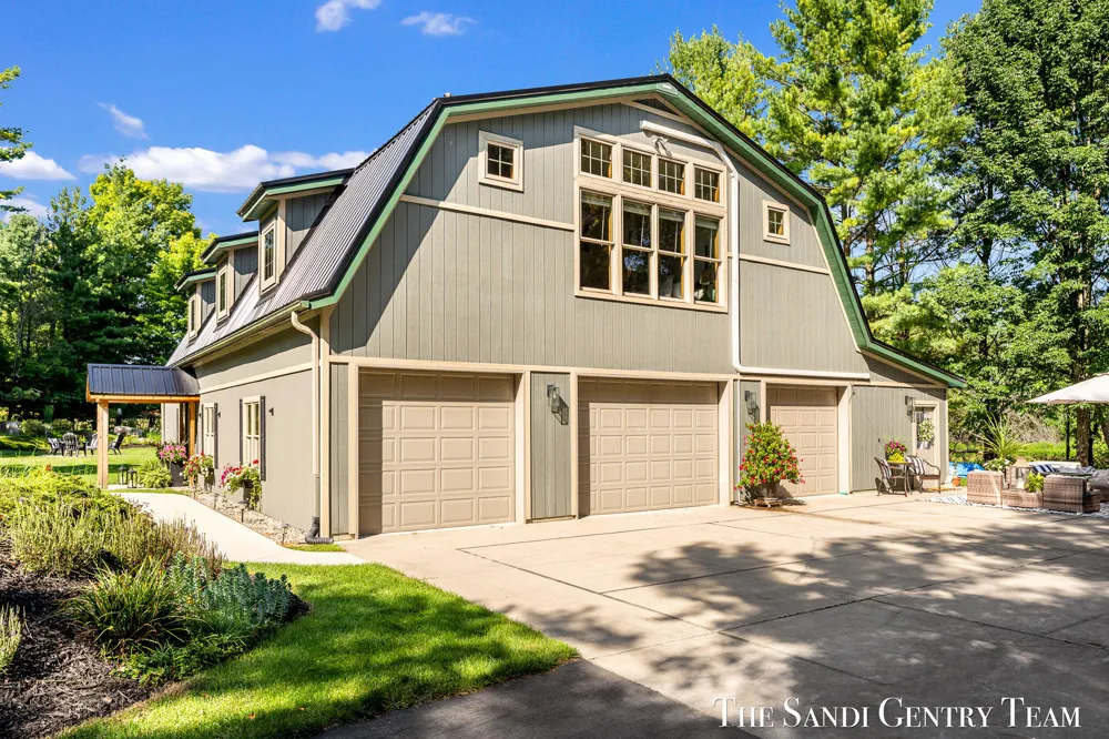 8567 Chuckanut Drive Montague, MI 49437
