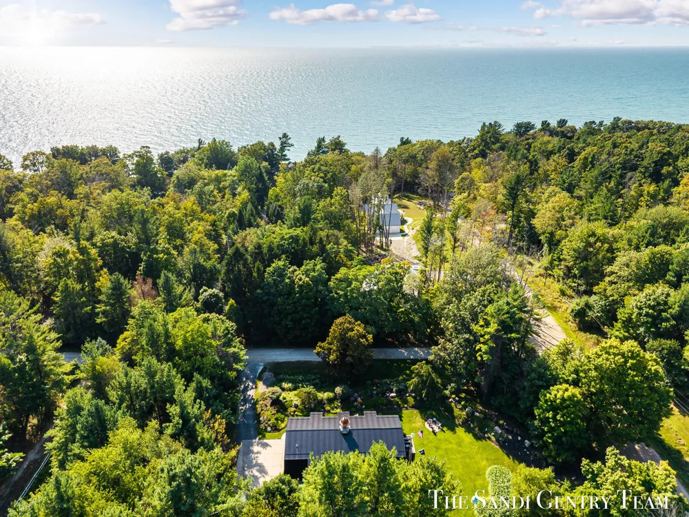8567 Chuckanut Drive Montague, MI 49437