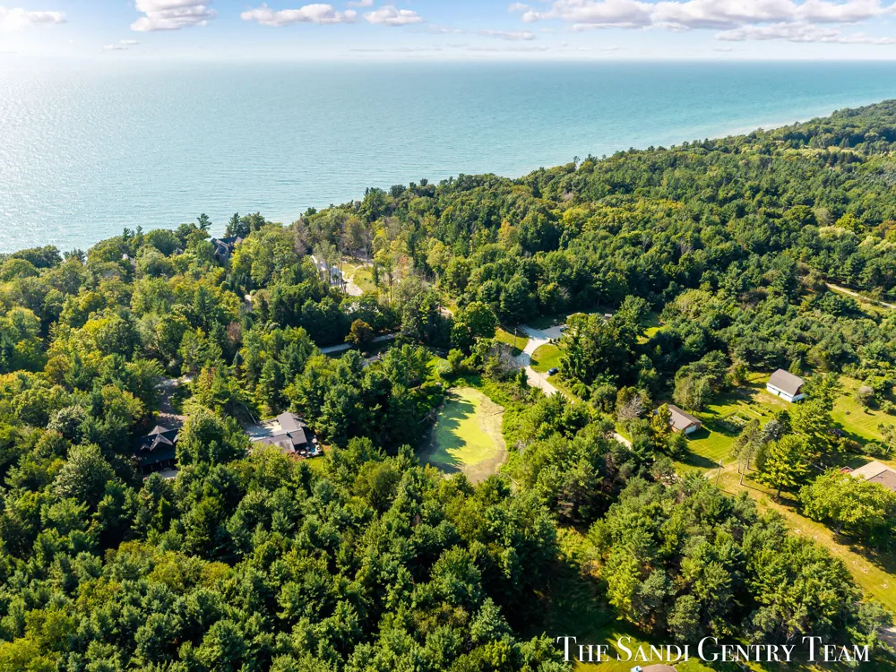 8567 Chuckanut Drive Montague, MI 49437