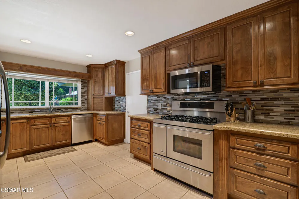1041 Balsamo Avenue Simi Valley, CA 93065
