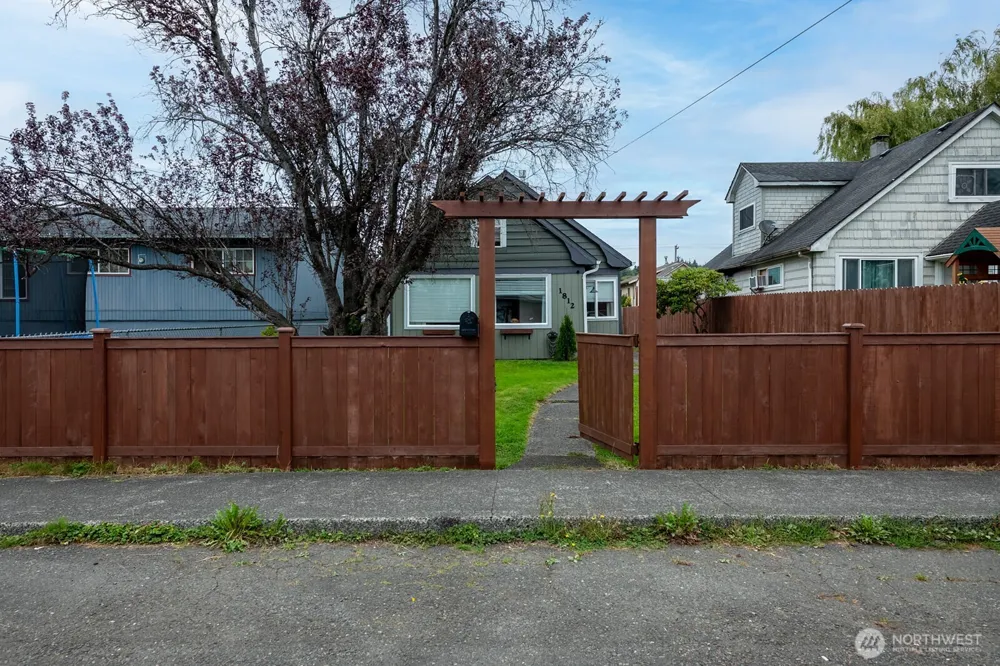 1812 Bay Avenue Aberdeen, WA 98520