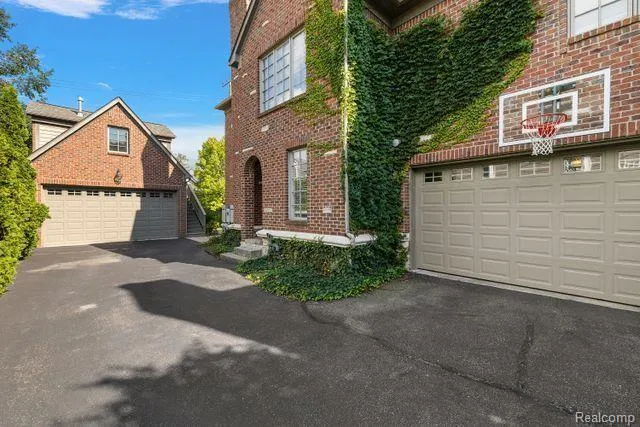 321 Aspen Road Birmingham City, MI 48009