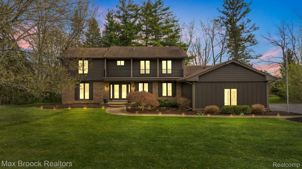5240 CLARENDON CREST STREET Bloomfield Charter Township, MI 48302