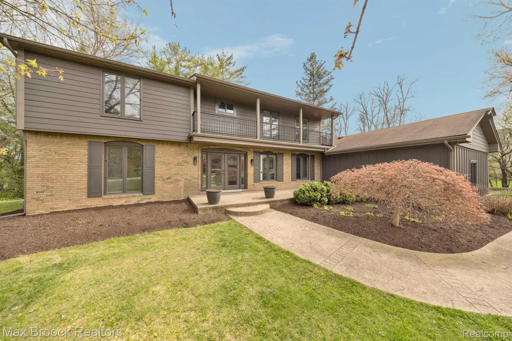 5240 CLARENDON CREST STREET Bloomfield Charter Township, MI 48302