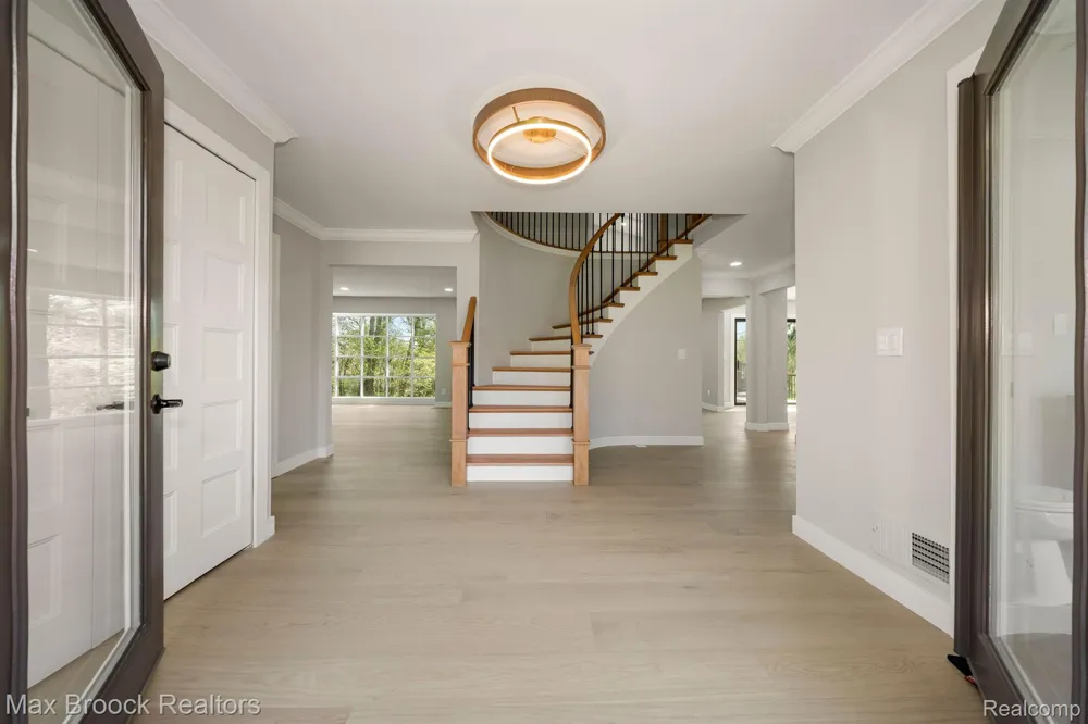 5240 CLARENDON CREST STREET Bloomfield Charter Township, MI 48302