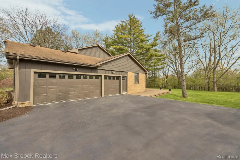 5240 CLARENDON CREST STREET Bloomfield Charter Township, MI 48302