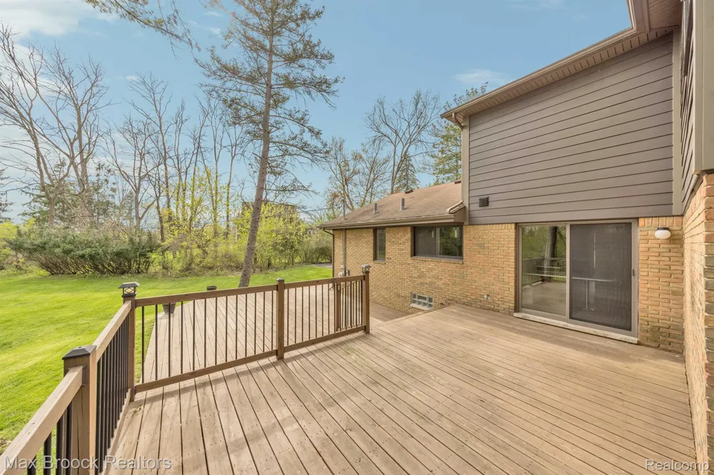 5240 CLARENDON CREST STREET Bloomfield Charter Township, MI 48302