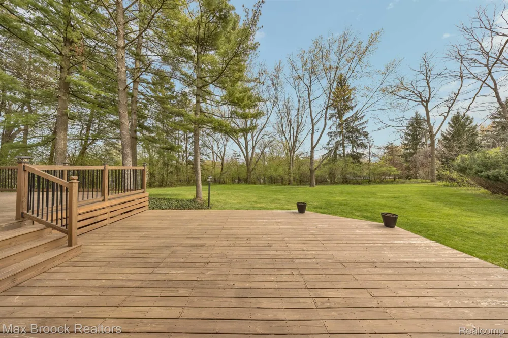 5240 CLARENDON CREST STREET Bloomfield Charter Township, MI 48302