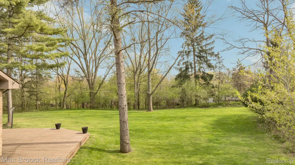 5240 CLARENDON CREST STREET Bloomfield Charter Township, MI 48302