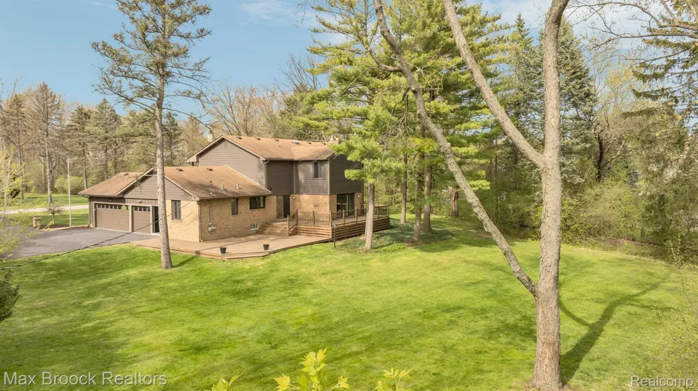 5240 CLARENDON CREST STREET Bloomfield Charter Township, MI 48302