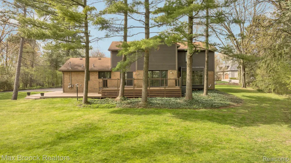 5240 CLARENDON CREST STREET Bloomfield Charter Township, MI 48302