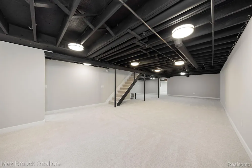 5240 CLARENDON CREST STREET Bloomfield Charter Township, MI 48302